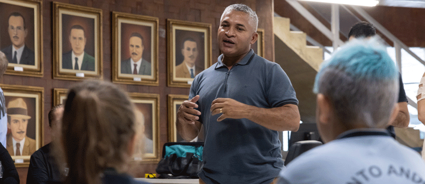 Alunos da EMEIEF Profª Therezinha Monteiro de Barros Nosé visitam a Câmara